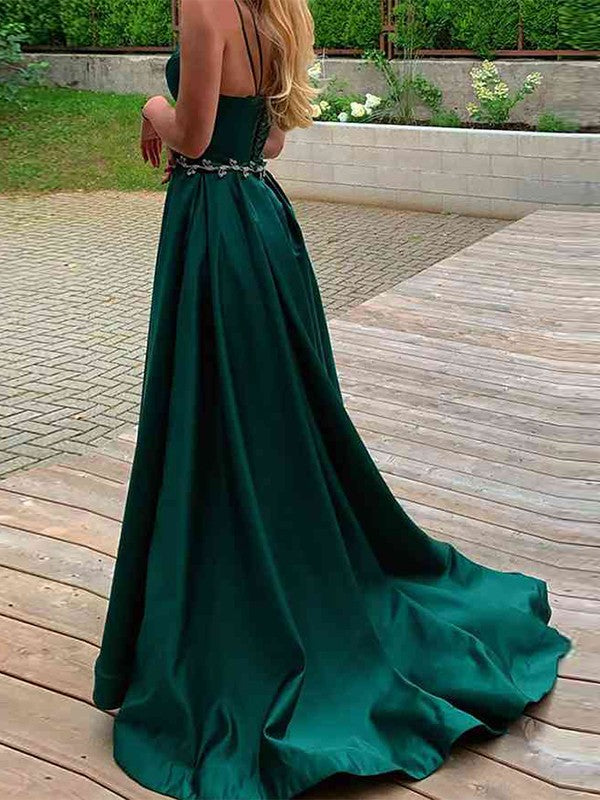 Vestidos de satén tejido con tirantes finos, sin mangas y con cola larga